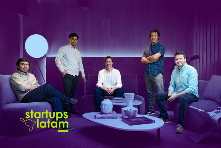 Los cofundadores de Xepelin. Sebastián Kreis en el centro de blanco y de azul a la derecha, Nicolás de Camino, ambos Co-CEO.